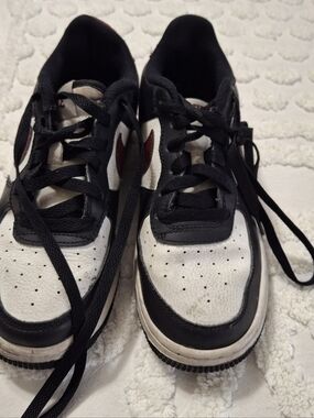 Nike Kids Black, White & Red Low-Top Sneakers